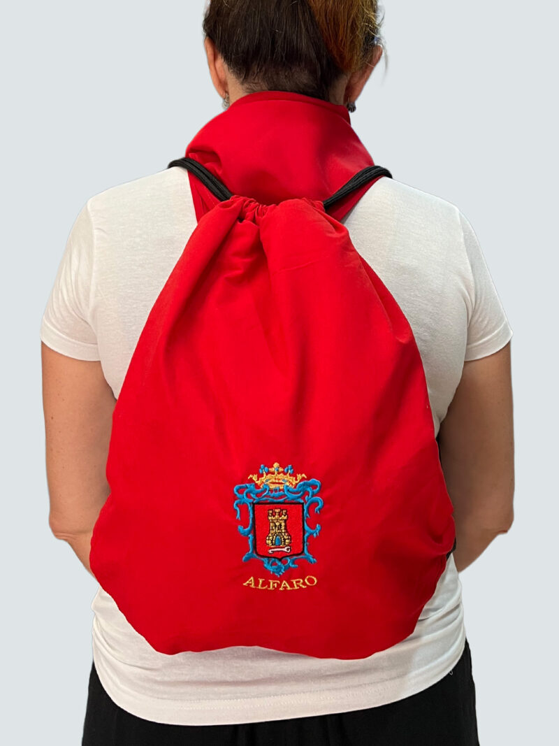 Mochila roja con escudo bordado